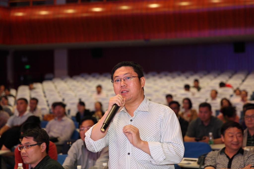 现场观众提问。